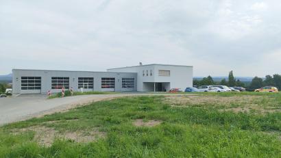 Bild: ald
Nach zwei Jahren Bauzeit ist die neue Rettungswache in Eschenbach fertig. Das Gebäude mit drei Stockwerken umfasst etwa 1.600 Quadratmeter Nutzfläche.