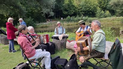 Bild: jua
Beim Harmonikatag platzierten sich die Musikanten an vielen Plätzen des Oberpfälzer Freilandmuseums.