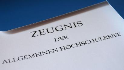 Bild: Karl-Josef Hildenbrand/dpa
Heuer haben in Bayern nur sehr wenige Gymnasiastinnen und Gymnasiasten Abitur gemacht. (Symbolbild)