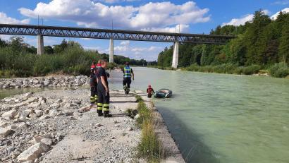 Bild: -/Berufsfeuerwehr München/dpa
Strömungsretter der Feuerwehr zogen das gekenterte Schlauchboot aus der Isar.
