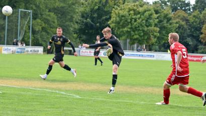 Bild: Gebert
Nico Stark (Mitte) zieht ab: In dieser Szene trifft der Torjäger zwar nicht ins Schwarze, aber mit drei Treffern war Stark der Matchwinner beim 4:3-Sieg des FC Tirschenreuth gegen den TSV Konnersreuth.