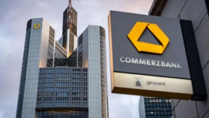 Bild: Frank Rumpenhorst/dpa
Die Commerzbank wehrt sich seit Monaten gegen Übernahmeambitionen der Unicredit. (Archivbild)