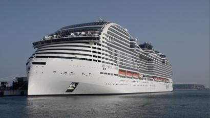 Symbolbild: Hassan Ammar/AP/dpa
Das unter maltesischer Flagge fahrende Schiff der Reederei MSC Cruises war von Genua nach Neapel unterwegs.