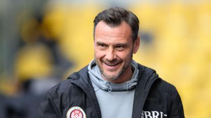 Bild: Robert Michael/dpa
Krasser Außenseiter mit dem SV Wehen: Trainer Nils Döring. (Archivbild)