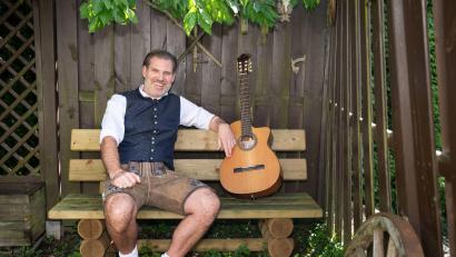 Bild: Bernd Schaffrath
Der Musik-Kabarettist Vogelmayer kommt aus Niederbayern und wird am Wochenende in Bodenwöhr für Lacher sorgen.