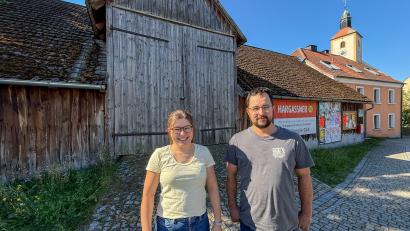 Bild: Wolfgang Steinbacher
Annika Reich und ihr Bruder Sebastian vor der früheren Hofstelle ihrer Familie. Der Stodl wird abgerissen, in einem Neubau werden die Heizanlage und der Hackschnitzelbunker ihres Nahwärmenetzes für Ehenfeld untergebracht.
