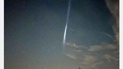 Bild: Klein/vifogra/dpa
Was ist denn das? - Treibstofftropfen einer Rakete hinterlassen Lichtstreifen.