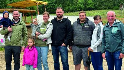 Bild: Cornelia Rösch
Bürgermeister Roland Strehl (rechts) freut sich gemeinsam mit WoSie-Geschäftsführer Peter-Mario Schäffer (links) und den Familien Ehebauer und Familie Liebl, die Grundstücke gekauft haben, über das neue Wohngebiet Lochnerstraße.