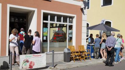 Bild: wel
Nach dem Einlösen des Coupons in Gutscheine am Stand von Oberpfalz-Medien war der Weg frei für die kostenlosen Eiskugeln im Eiscafe Primavera.