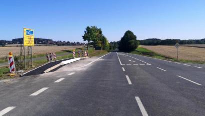 Bild: lnz
Ungewohnte Ruhe herrscht auf der Fahrbahn der sonst stark befahrenen B299 zwischen Mitterteich und Waldsassen. Hier im Bild ein Teilbereich des gesperrten Abschnitts auf Höhe der Abzweigung nach Hofteich. Hinten links ist die Ortschaft Pleußen zu sehen.