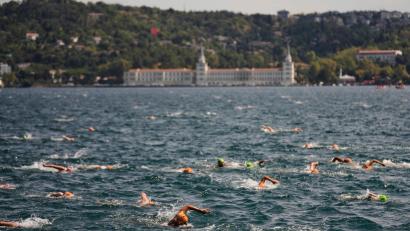 Bild: Khalil Hamra/AP/dpa
Ein russischer Schwimmer wird im Bosporus vermisst. (Archivbild)