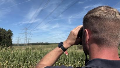 Bild: Gabi Schönberger
Bauleiter Benedikt Graf hat die Arbeiten an den Hochspannungsleitungen bei Neunkirchen mit Hilfe eines Fernglases genau im Blick.