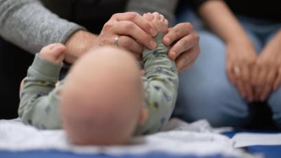 Bild: Marijan Murat/dpa
Eine RSV-Infektion ist bei Säuglingen und Kindern in Deutschland die häufigste Ursache von Erkrankungen der unteren Atemwege. (Symbolbild)