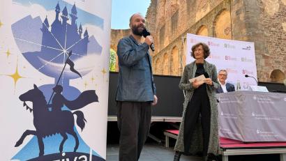 Bild: Michael Bauer/dpa
Die neue Intendantin Elke Hesse (rechts) und ihr Stellvertreter Michael Schachermaier stellen das Programm für die nächste Festspielsaison in Bad Hersfeld vor.