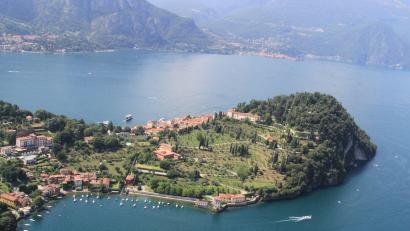 Bild: Bernhard Krieger/dpa-tmn
Der Comer See und Bellagio von oben betrachtet. Ein Mann soll in den See gesprungen sein, um seine Kinder zu retten, und tauchte nicht mehr auf.