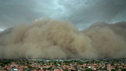 Bild: Ross D. Franklin/AP/dpa
Ein gigantischer Staubsturm legte sich über den Großraum Phoenix.