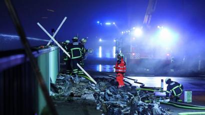 Bild: Bodo Marks/dpa
Bis in die Nacht hinein kam es immer wieder zu Explosionen.