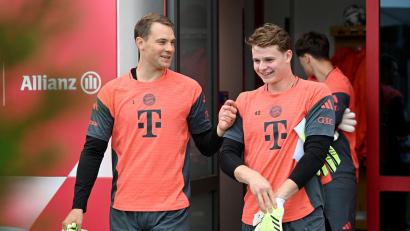 Bild: Harry Langer/dpa
Jonas Urbig (r) ersetzt den gesperrten Manuel Neuer (l) im Bayern-Tor. (Archivbild)