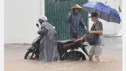 Bild: Hau Dinh/AP/dpa
In Hanoi standen viele Straßen unter Wasser.