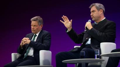 Bild: Sven Hoppe/dpa
Ziemlich beste Feinde: Robert Habeck und Markus Söder. (Archivbild)