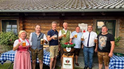 Bild: Tobias Reitmeier
Die Markträte Gabriele Beck und Hubert Piehler stoßen mit Josef Ebnet von den Festbetrieben Böckl, drittem Bürgermeister Karl-Heinz Dausch, Festwirt Gerhard Böckl, Michael Weiler von der Schlossbrauerei Naabeck und Johannes Schießl vom Fischerhof in Asbach bei der Bierprobe an (von links nach rechts).