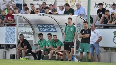 Bild: Hubert Ziegler
Der 1. FC Schlicht mit Trainer Bastian Ellmaier (Dritter von rechts) setzt im Nachholspiel gegen Aufsteiger SF Ursulapoppenricht auf Sieg.