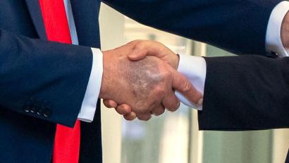 Bild: Alex Brandon/AP/dpa
Zu sehen beim Händedruck mit dem südkoreanischen Präsidenten Lee: ein Bluterguss auf Trumps rechter Hand.