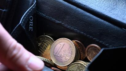 Bild: Federico Gambarini/dpa/dpa-tmn
Viele Menschen würden gerne mehr fürs Alter sparen, können es sich aber nicht leisten. (Symbolbild)