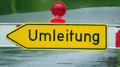 Symbolbild: David Ebener/dpa
Zum Feuerwehrfest in Großalbershof wird ein Straßenabschnitt gesperrt.