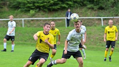 Archivbild: Hubert Ziegler
Paul Schmidt (links, Szene aus einem früheren Spiel) vom SV Kauerhof traf beim 11:1 gegen den SV Inter Bergsteig II dreifach.