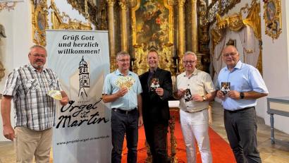 Bild: Bernhard Müllers
Sind begeistert über die Spendensumme, die bei den beiden Konzerten zusammenkamen (von links): Franz Meier, Vorsitzende des Orgelbauvereins St. Martin, Franz Badura, Treuhänder der Albrecht-Mayer-Stiftung, Dekan Thomas Helm als Hausherr der Schulkirche, Fabian Kern, Referent des Amberger Kulturamtes und Bernhard Müllers als Leiter der Konzertreihe Amberger Orgelmusik.