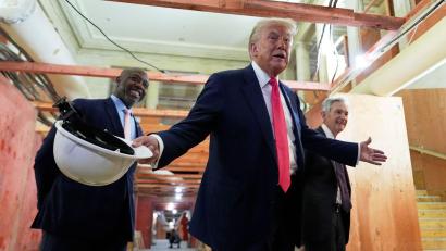 Bild: Julia Demaree Nikhinson/AP/dpa
US-Präsident Trump bei einem Besuch der Fed - seit Monaten attackiert er die US-Notenbank.