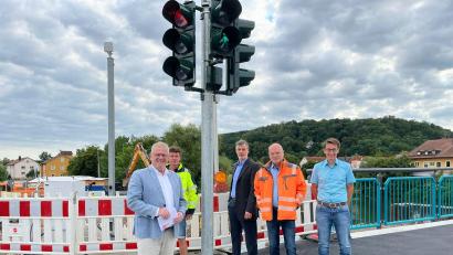 Bild: Andreas Hofmeister/Stadt Schwandorf
Die neue Fußgängerampel an den neuen Naabbrücken soll für mehr Sicherheit sorgen.
