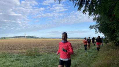 Bild: za
Joyce Hübner ist eine der bekanntesten Läuferinnen in Sozialen Medien. Einige Hobbyläufer folgen der Extremsportlerin auch im echten Leben. Wie hier auf einer Etappe ihres Städtetrips Richtung Vohenstrauß.