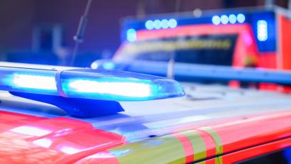 Bild: Julian Stratenschulte/dpa
Ein Rettungshubschrauber und ein Rettungswagen brachten die beiden jungen Männer in ein Krankenhaus. (Symbolbild)