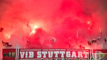 Bild: Sebastian Gollnow/dpa
Das Feuerwerk kommt den VfB Stuttgart teuer zu stehen.
