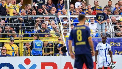 Bild: Jan Woitas/dpa
Christopher Antwi-Adjei (r) wehrt sich juristisch nach einem Vorfall im DFB-Pokal in Leipzig gegen eine rassistische Beleidigung.