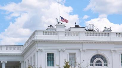 Bild: Jacquelyn Martin/AP/dpa
Die Flagge am Weißen Haus ist auf halbmast gesenkt.