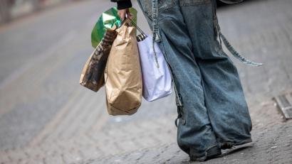 Bild: Thomas Banneyer/dpa
Die Menschen in Deutschland scheuen zurzeit eher größere Anschaffungen, weil sie sich Sorgen um ihren Job machen. (Symbolbild)