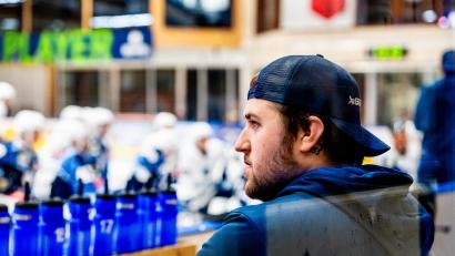 Bild: Elke Englmaier
Der neue Arbeitsplatz von Videocoach Lucca Wenzl ist bei den Spielen der Blue Devils Weiden künftig direkt an der Bande.