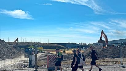 Bild: Matthias Bäumler
Derzeit räumen die Baufahrzeuge das Gelände für die Baustelle frei. Bisher war hier ein Mitarbeiterparkplatz.