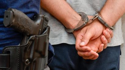 Symbolbild: Petra Hartl
Ein 50-jähriger Mann aus Cham versuchte, sich einer Polizeikontrolle zu entziehen. Er wurde festgenommen und in eine Justizvollzugsanstalt eingeliefert.
