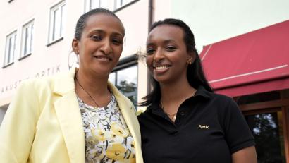 Bild: ubb
Nardos Mehalu Besemahu und ihre Tochter Reiki aus Tirschenreuth sind gemeinsam mit Ehrenamtsbeauftragter am Landratsamt Sarah Matzke (nicht im Bild) die Hauptorganisatorinnen des Kulturfestes. Vor Ort sind auch unter anderem Rania Kinfe aus Frankfurt, die den Mutterverein des neuen Äthiopischen Vereins für mehr Frauenrechte leitet sowie Klaus Kupke aus Wiesau, Gründer einer Augen- und Frauenklinik in Äthiopien.