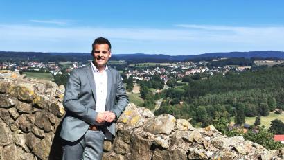 Bild: Portner
Panoramablick auf das Oberviechtacher Land: Bürgermeister Rudolf Teplitzky trifft sich zum Sommergespräch mit Oberpfalz-Medien auf der Burg Murach.