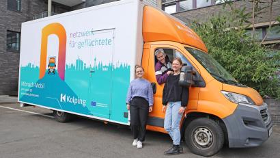 Bild: Friederike Nehrkorn
Interkulturelle Woche in Amber: Das neu gestaltete Kolping-Mitmach-Mobil mit Team.