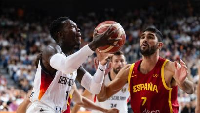 Bild: Marius Becker/dpa
Dennis Schröder (l) peilte mit Deutschlands Basketballern den nächsten Titel an. (Archivbild)