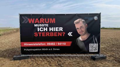 Bild: PP Oberpfalz/Bäumler
Das aufgestellte Banner an der Unfallstelle soll neue Hinweise bringen.