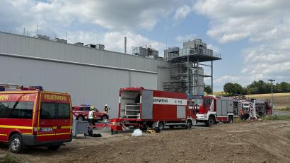 Bild: rw
Ein Großaufgebot an Feuerwehren und BRK-Kräften war am Mittwoch im Einsatz, nachdem bei der Firma Ponnath in Kemnath Ammoniak ausgetreten war.