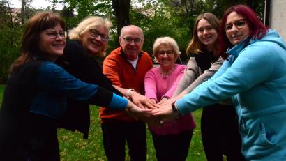 Archivbild: Kunz
Haben sich in 2024 als Familienpaten ausbilden lassen (von links): Otilia Laskovska, Richard und Christa Christl, Sophia Neubauer sowie Kathrin Walter. Bettina Hahn (Zweite von links) ist Geschäftsführerin und pädagogische Leiterin des Evangelisches Bildungswerk Oberpfalz.