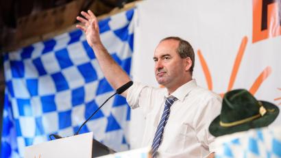 Archivbild: Matthias Balk/dpa
Hubert Aiwanger, Wirtschaftsminister und Landesvorsitzender der Freien Wähler in Bayern, hier in Gillamoos wird bei der Köferinger Kirwa sprechen.
